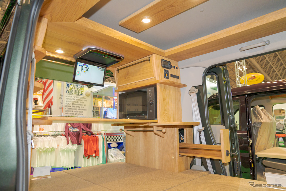 ロータスRV、ルートシックス・ウォームス:明るめの色はホワイトオーク材(ジャパンキャンピングカーショー2022)。《写真撮影 関口敬文》
