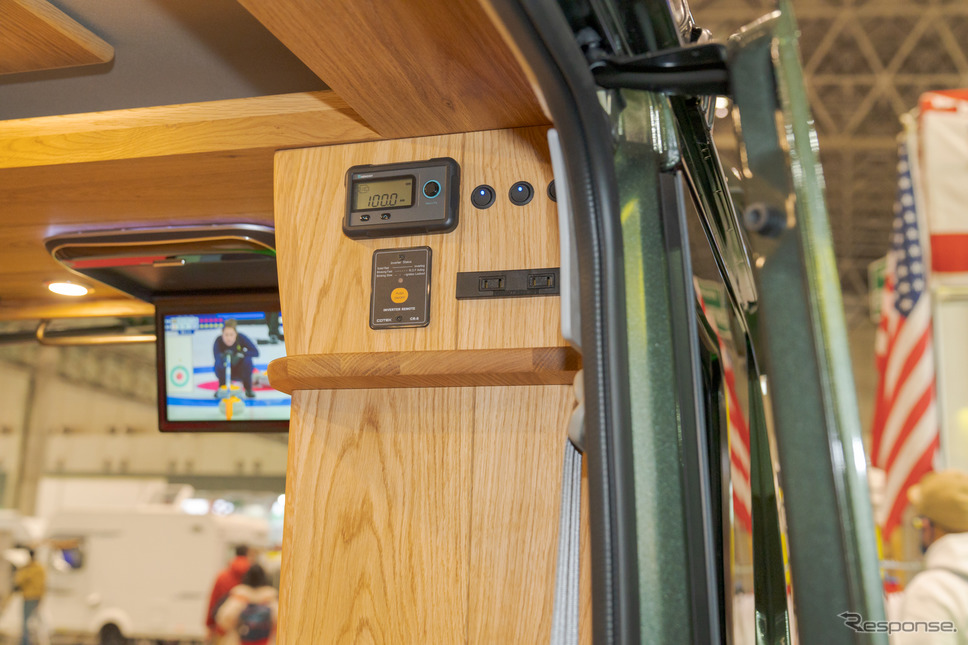 ロータスRV、ルートシックス・ウォームス:電源部分に合わせて木材を加工している(ジャパンキャンピングカーショー2022)。《写真撮影 関口敬文》