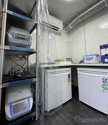 移動式PCR検査車の検査室《画像提供 ソフトバンクグループ》