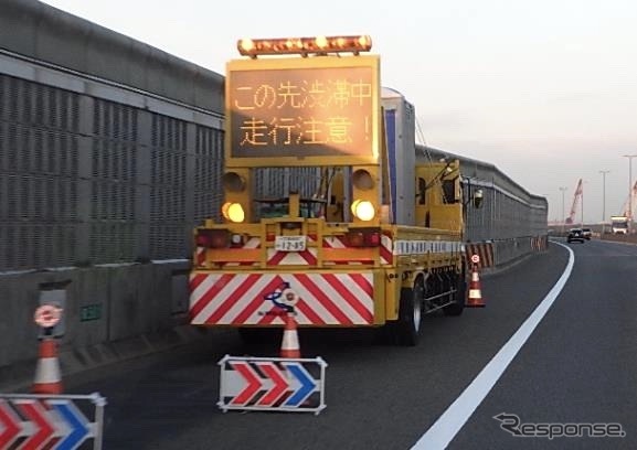 仮設LED表示板（標識車）《写真提供 阪神高速道路》