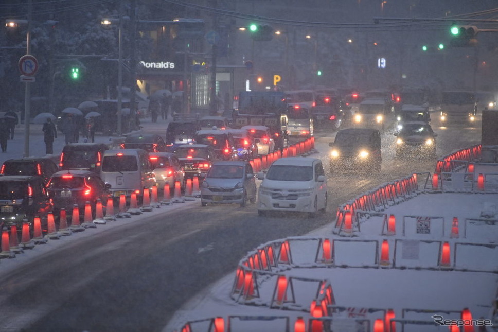 東京新宿での降雪(1月6日)《Photo by David Mareuil/Anadolu Agency via Getty Images/ゲッティイメージズ》