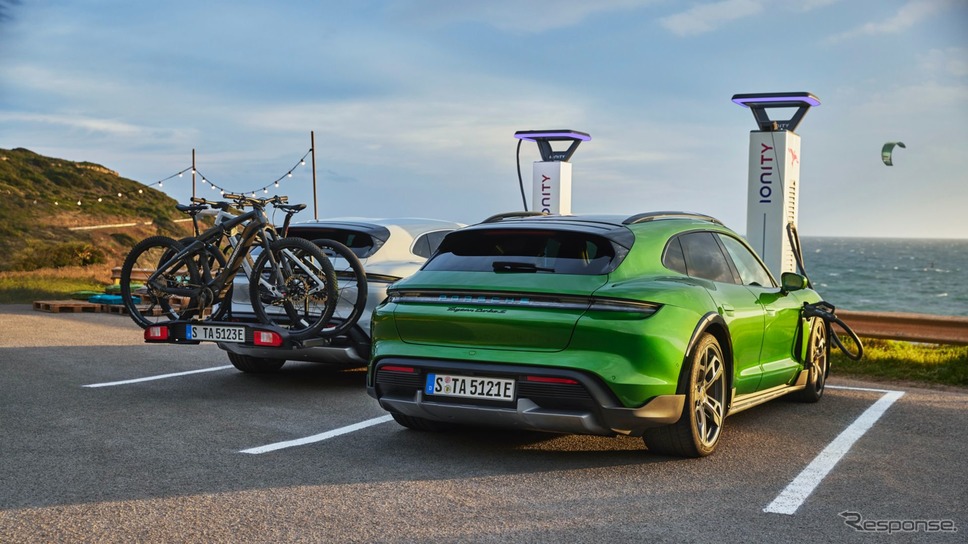 ポルシェ・タイカン・クロスツーリスモ と電動アシスト自転車《photo by Porsche》