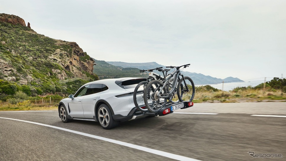 ポルシェ・タイカン・クロスツーリスモ と電動アシスト自転車《photo by Porsche》