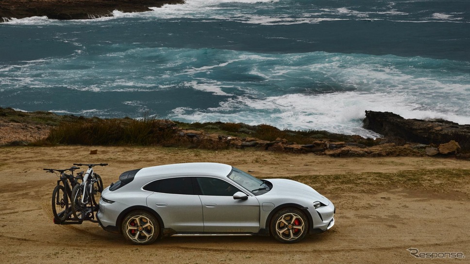 ポルシェ・タイカン・クロスツーリスモ と電動アシスト自転車《photo by Porsche》