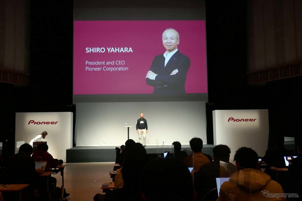 「NP1」の発表会の席上で、NP1事業について説明する矢原社長