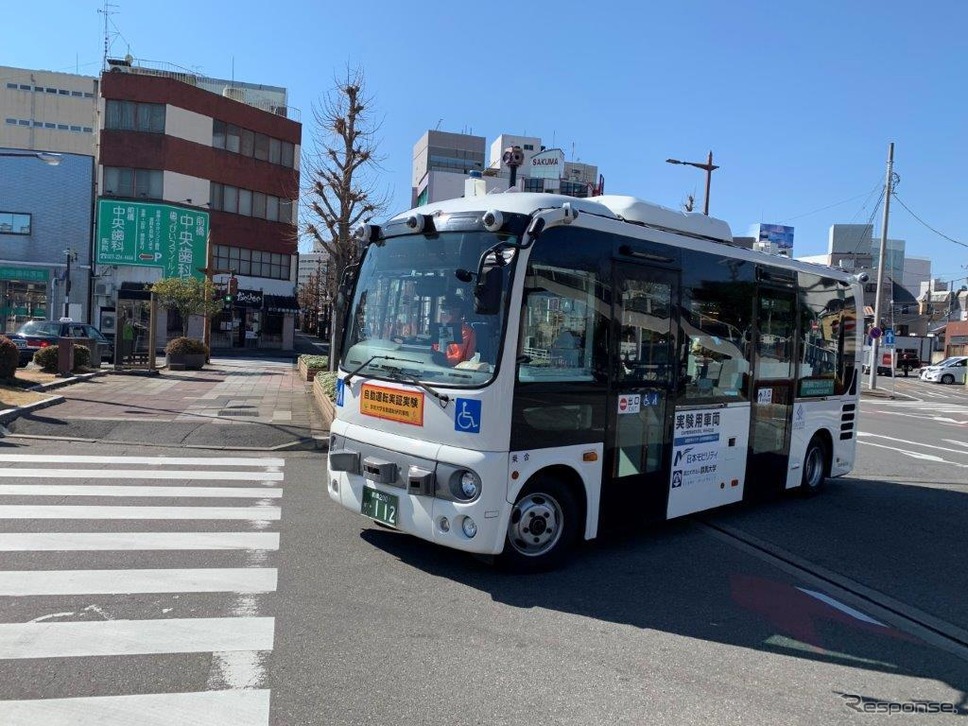 公道を走行中の実証車両《画像提供 NEC》