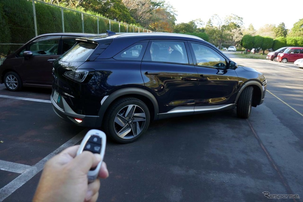「リモートスマートパーキングシステム」では外からリモコンで操作しながら駐車枠に入れる《写真撮影 会田肇》