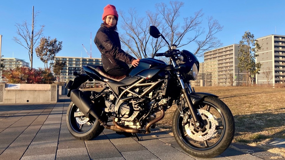 スズキ SV650X 新型と小鳥遊レイラさん《写真提供 WITM ME》