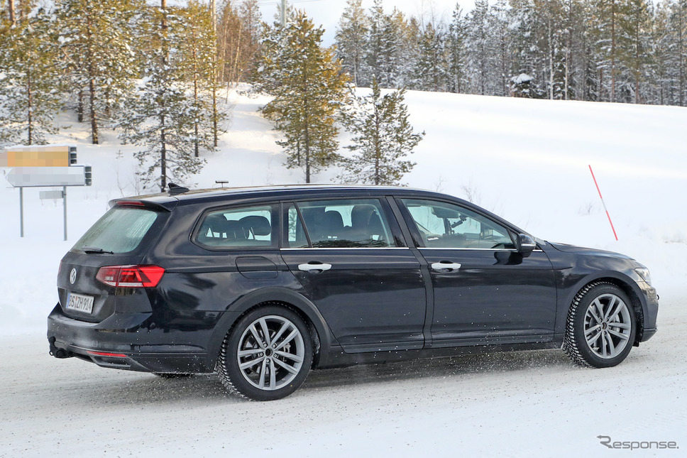 VW パサート 次期型プロトタイプ（スクープ写真）《APOLLO NEWS SERVICE》