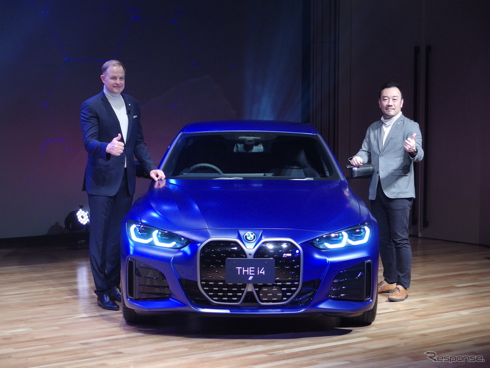 BMW i4日本導入。ヴィードマン社長(向かって左)と岩崎プロダクトマネージャー《写真撮影 高木啓》