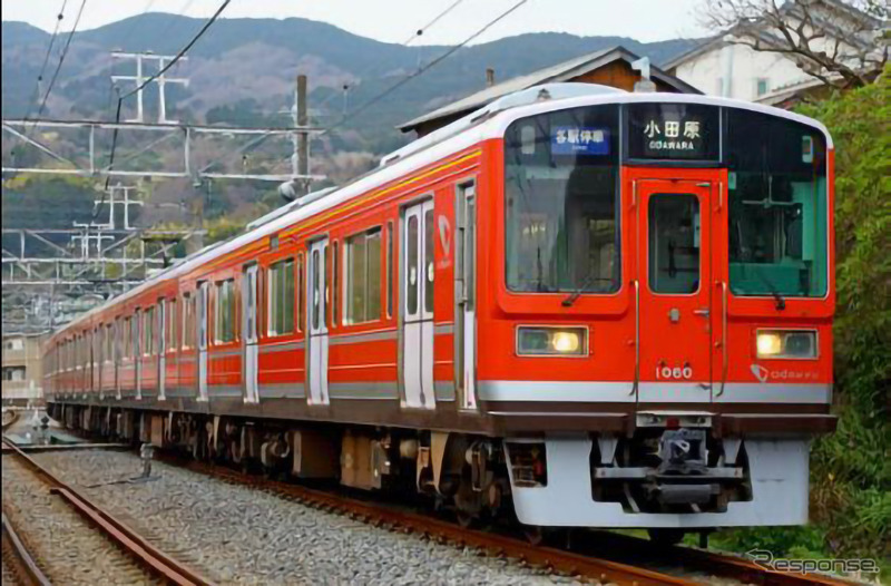 小田急初の運転体験に使われる、箱根登山鉄道乗入れ仕様の赤い1000形。《写真提供 小田急電鉄》