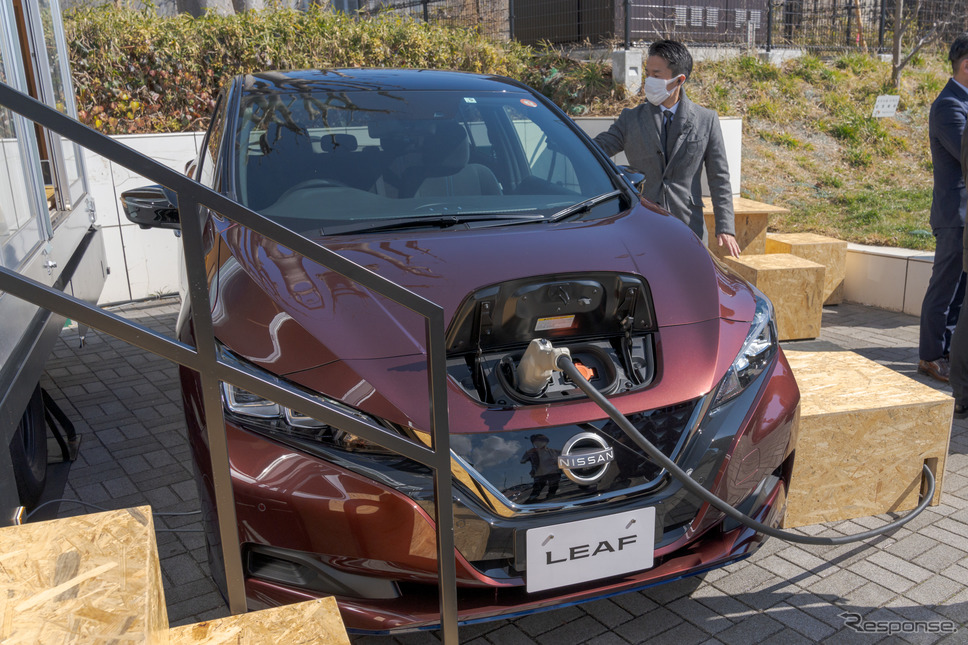 リーフの電力を利用してスマホ充電が行われる。《写真撮影 関口敬文》