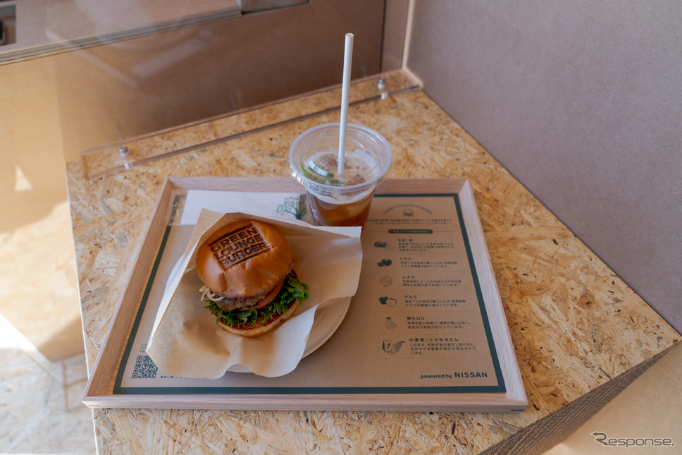 絶滅危惧食材で作られた『GREEN LOUNGE BURGER』と、ほうじ茶と生姜ベースのクラフトジンジャーエール。ハンバーガーは、りんごとセロリの酸味が香る和牛ミニバーガーだ。《写真撮影 関口敬文》