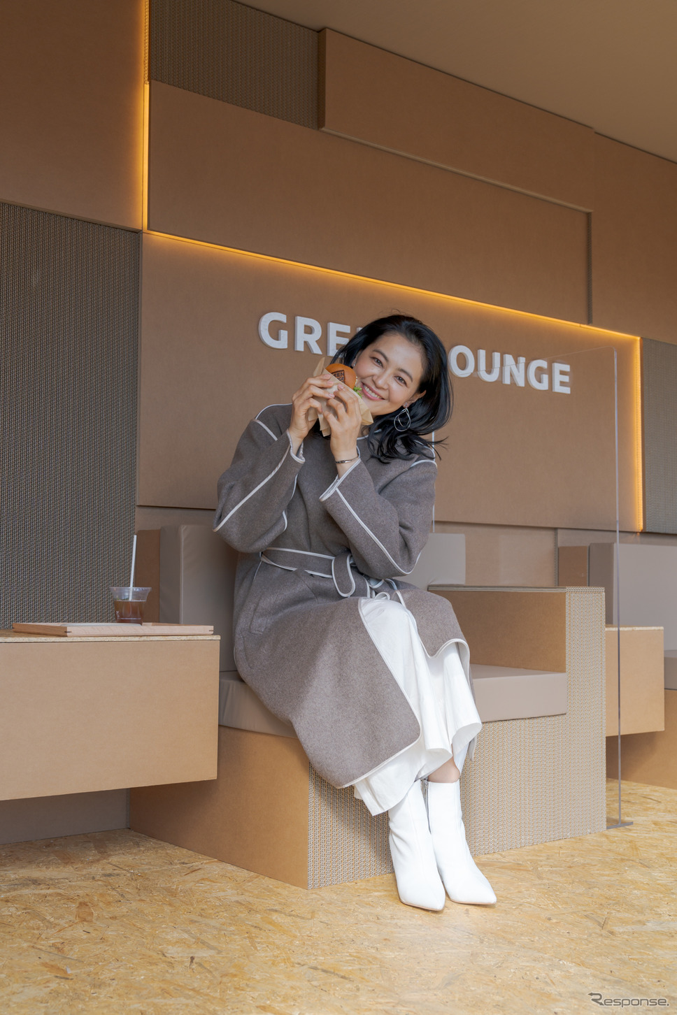 黒谷さんがGREEN LOUNGE BURGERを持ってポーズを取ってくれた。《写真撮影 関口敬文》