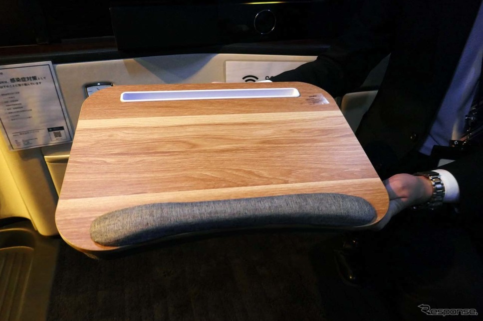 PCや手書きメモをする際に便利な膝上に置くテーブルも用意される