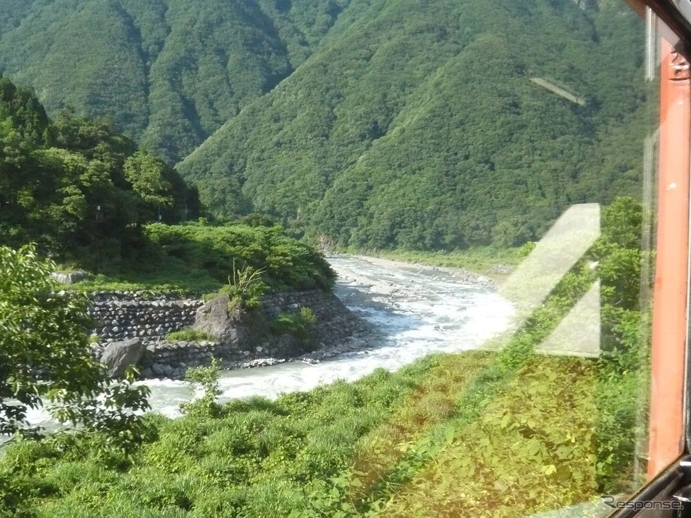 姫川沿いを北上する大糸線南小谷〜糸魚川間。2020年度の輸送密度は2019年度より半減した50人に。2007年6月23日。《写真撮影 佐藤正樹》