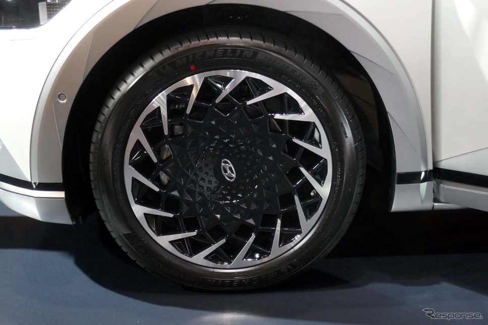 BEV専用となるミシュランの「パイロットスポーツ EV」を装備。サイズは255/45R20《写真撮影 会田肇》