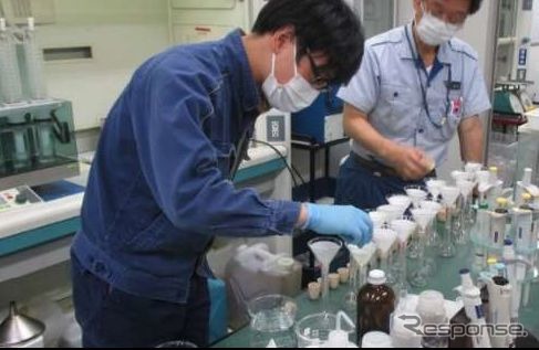 モーター部品に使われる潤滑剤の成分を分析している様子。全般検査で行なわれていた潤滑剤交換は新たな検査周期では台車検査でも実施される。《写真提供 東海旅客鉄道》