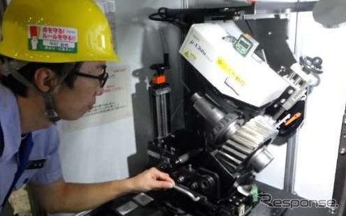 台車軸受の劣化状態を分析する作業。《写真提供 東海旅客鉄道》