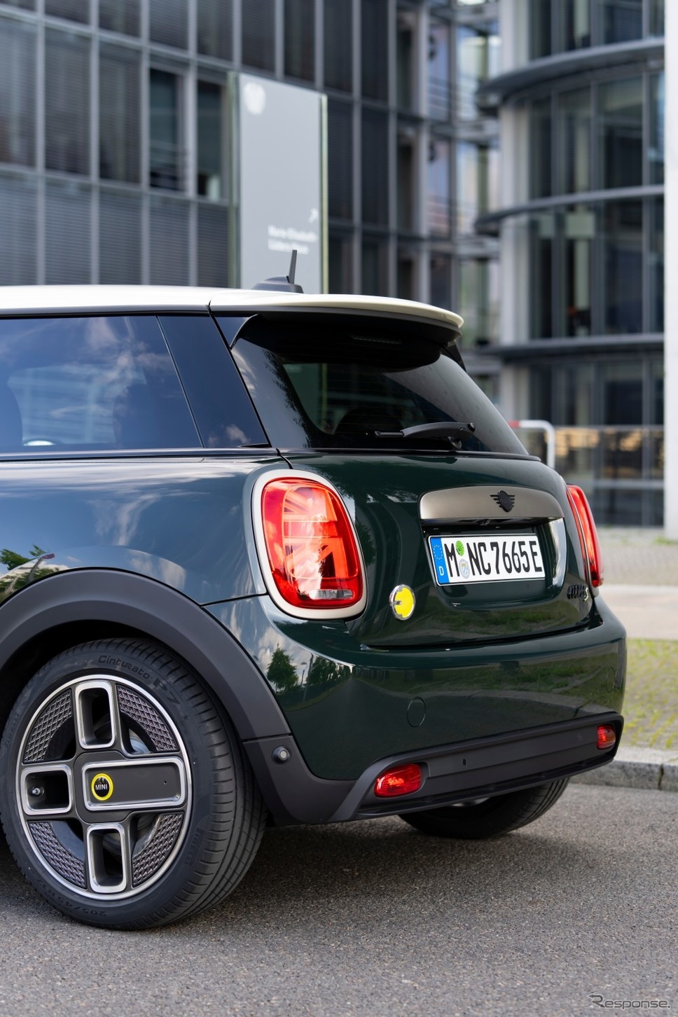 MINI クーパー SE 改良新型の「Resolute Edition」《photo by MINI》