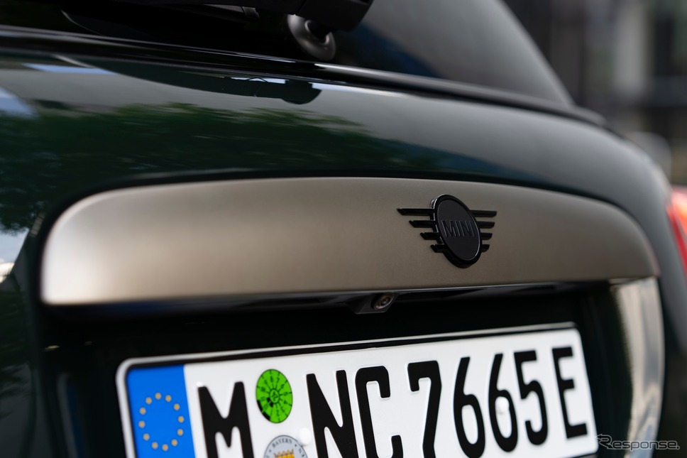 MINI クーパー SE 改良新型の「Resolute Edition」《photo by MINI》