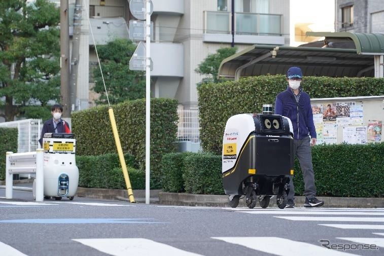 川崎重工業（前）とティアフォーの自動配送ロボット《写真提供 川崎重工業》