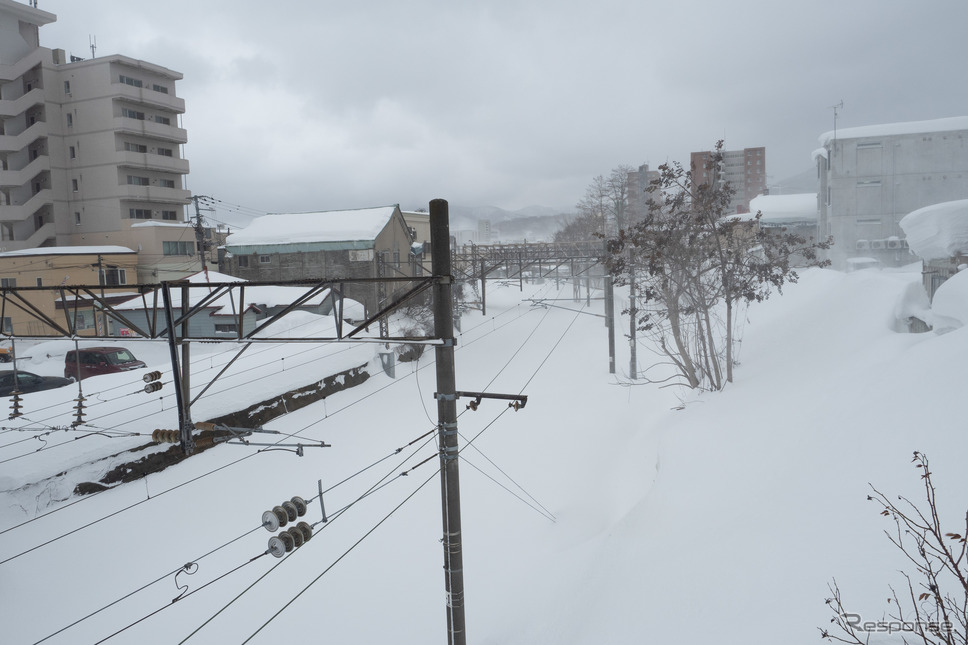 線路がまったく見えなくなった函館本線小樽駅の札幌方。暴風雪は依然続いており、2月22日も小樽駅からの札幌方面は始発から運休となる。2022年2月21日。《写真撮影 佐藤正樹》