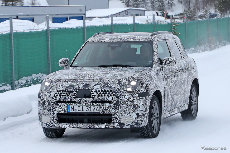 MINI クロスオーバー 次期型プロトタイプ(スクープ写真)《APOLLO NEWS SERVICE》