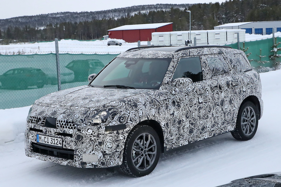 MINI クロスオーバー 次期型プロトタイプ(スクープ写真)《APOLLO NEWS SERVICE》
