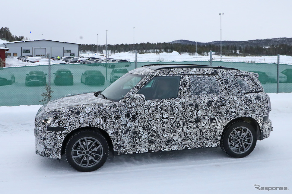 MINI クロスオーバー 次期型プロトタイプ(スクープ写真)《APOLLO NEWS SERVICE》
