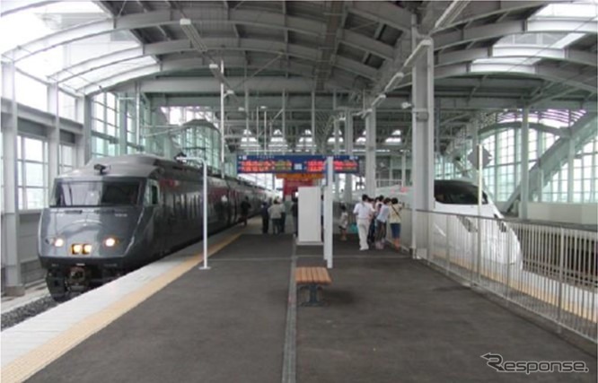 武雄温泉駅での対面乗換えのイメージ。写真は2011年まで新八代駅で行なわれていた800系『つばめ』と787系『リレーつばめ』のもの。《写真提供 九州旅客鉄道》
