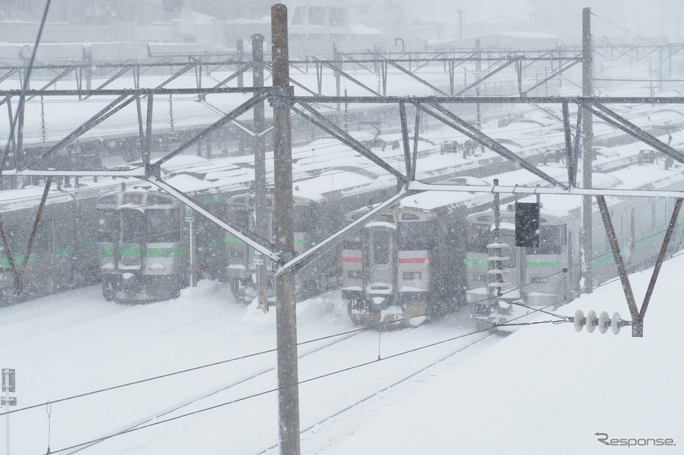 前回の大雪では途中駅に滞留した車両が除雪を妨げる原因となったが、今回は可能な限り留置線に滞留させる措置が採られている。2022年2月22日、函館本線小樽駅。《写真撮影 佐藤正樹》