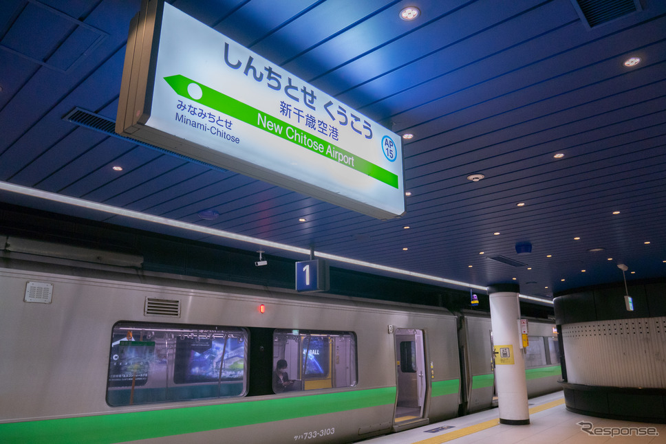 新千歳空港駅で発車を待つ快速「エアポート」。2021年10月3日。《写真撮影 佐藤正樹》