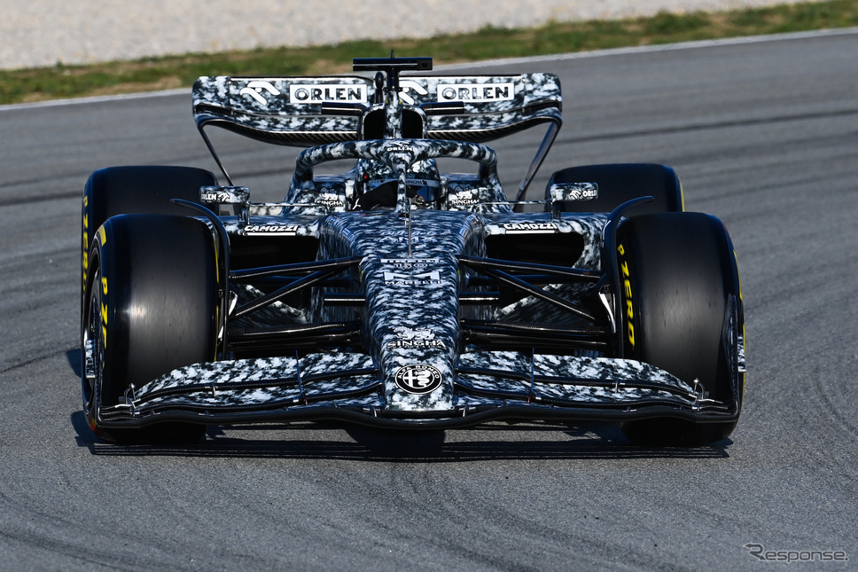 アルファロメオC42(バルセロナテスト初日)《Photo by Pirelli》