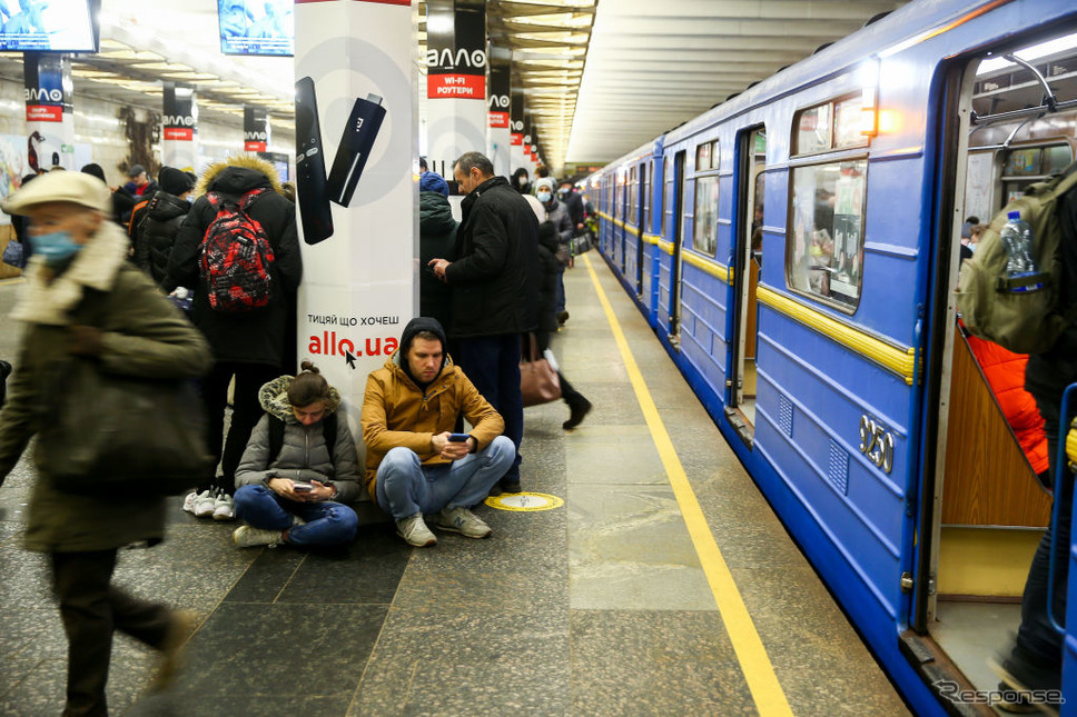 地下鉄駅に避難するキエフ市民(2月24日)《Photo by VIACHESLAV RATYNSKYI/Anadolu Agency via Getty Images/ゲッティイメージズ》