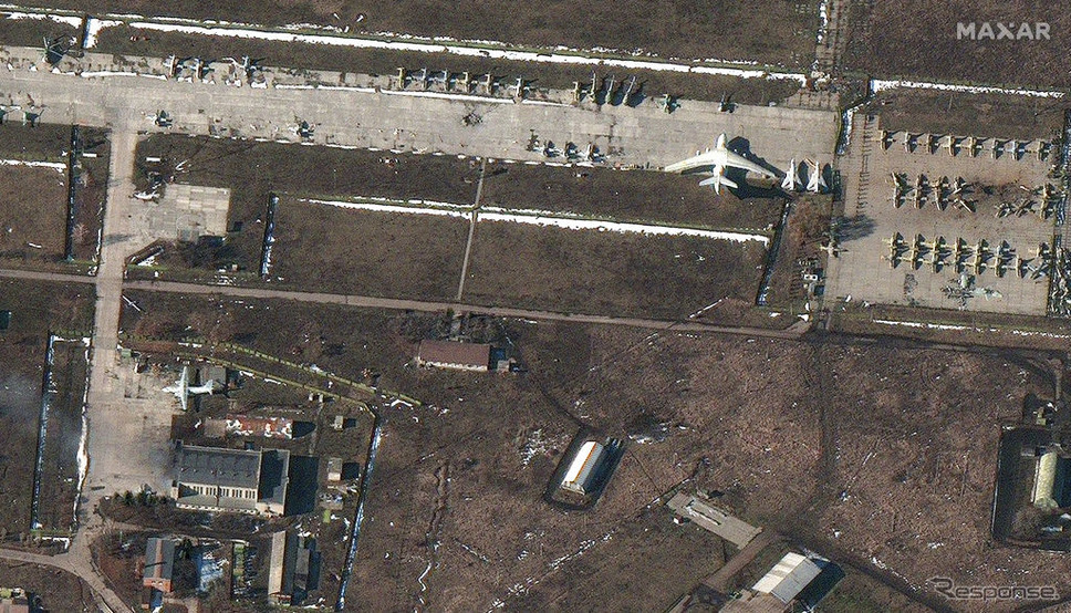 ロシアの攻撃で破壊された、ウクライナ東部、チュグエフの空港(2月24日)《Photo by Maxar Technologies/ゲッティイメージズ》