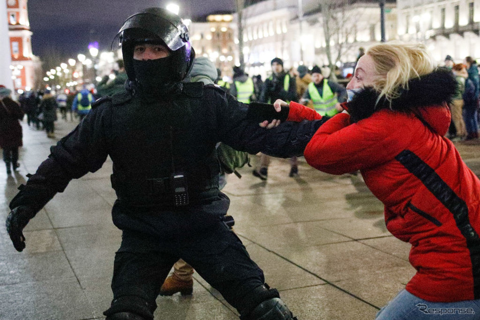 サンクトペテルブルクでの反戦デモを取り締まる警察官(2月24日)《Photo by Valya Egorshin/NurPhoto via Getty Images/ゲッティイメージズ》