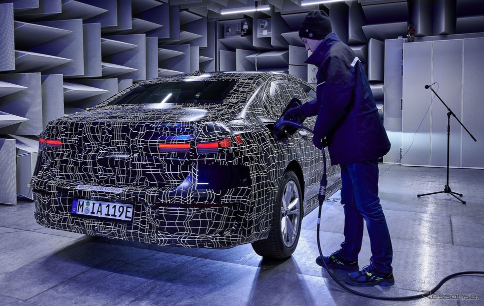 BMW i7 のプロトタイプ《photo by BMW》