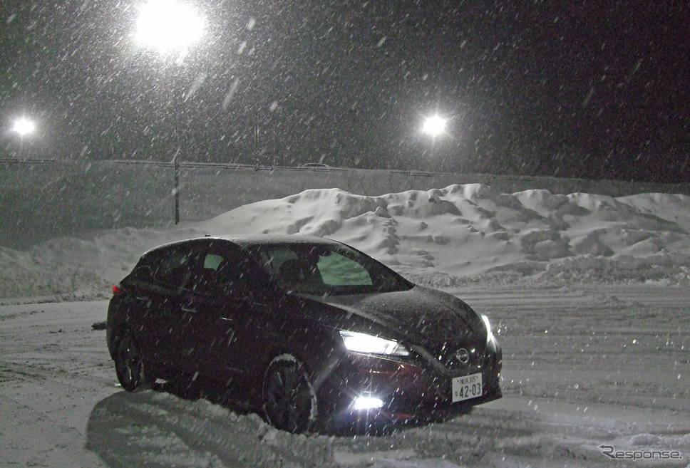 福島・郡山市で初回充電後、東北中央自動車道へ。全長9kmの栗子トンネルを抜けると、いきなり特別豪雪地帯らしさを感じさせる光景が。《写真撮影 井元康一郎》