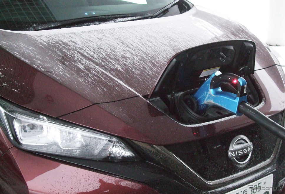 フロントは着氷しはじめていた。この時点ですでにADAS「プロパイロット」はダウン。雪国ではどのクルマのADASもアウトだ。《写真撮影 井元康一郎》