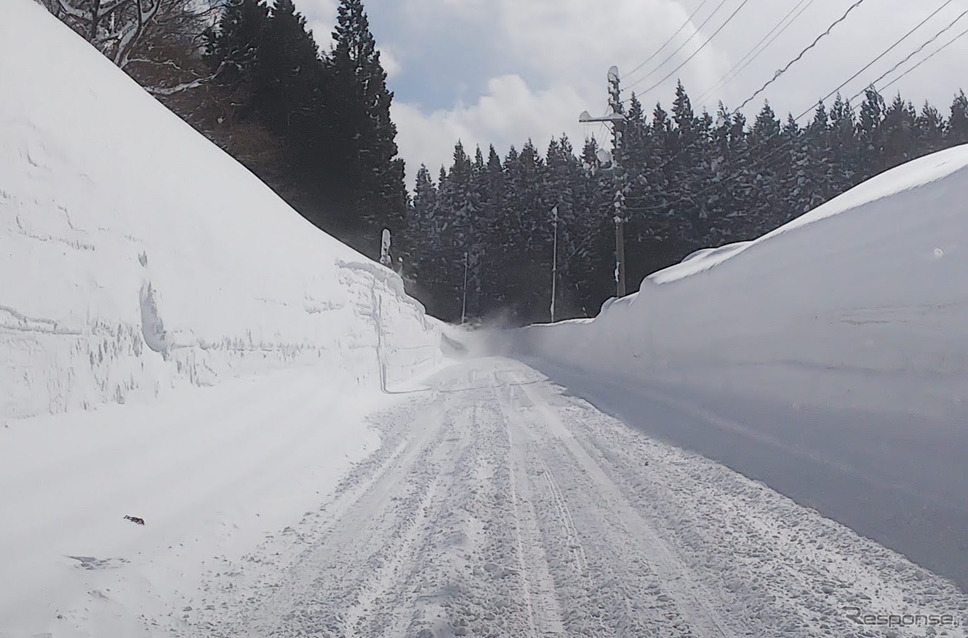 肘折温泉への唯一のアクセスロード、国道458号線。アイスバーンを豊富な新雪が覆うコンディション。スタッドレスが効かないシャーベットよりは100倍マシだ。《写真撮影 井元康一郎》
