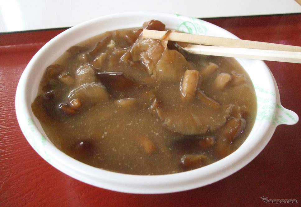 公共浴場いでゆ館で温泉に浸かった後、きのこ汁を。酒粕でコクを出しているのがこの地方特有のファクターなのだそうだ。《写真撮影 井元康一郎》