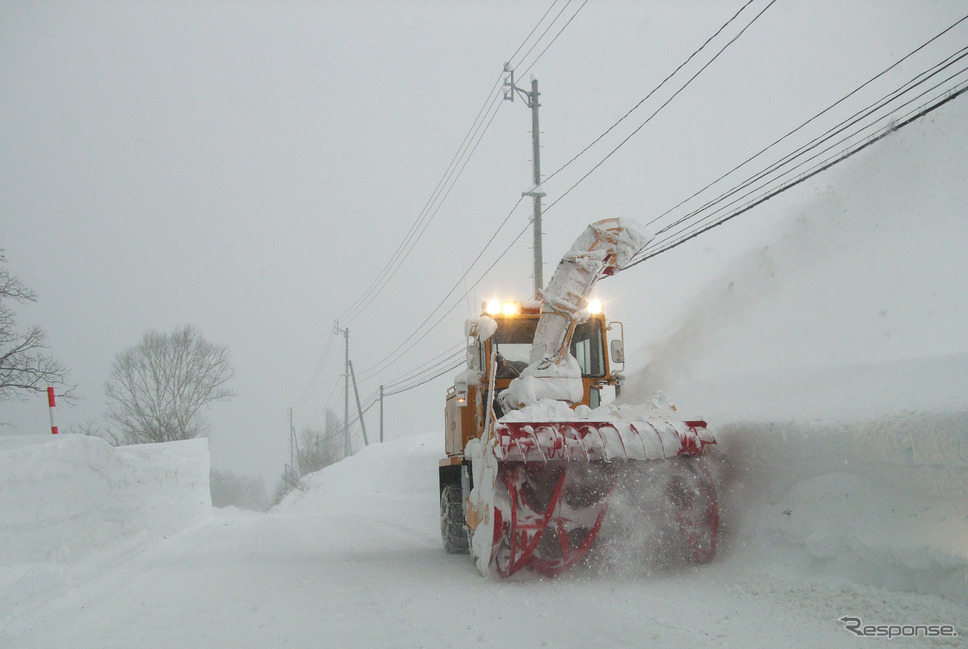 雪国では除雪車とよくすれ違う。道を最低限走れるように整備するだけでも大変なことだ。《写真撮影 井元康一郎》