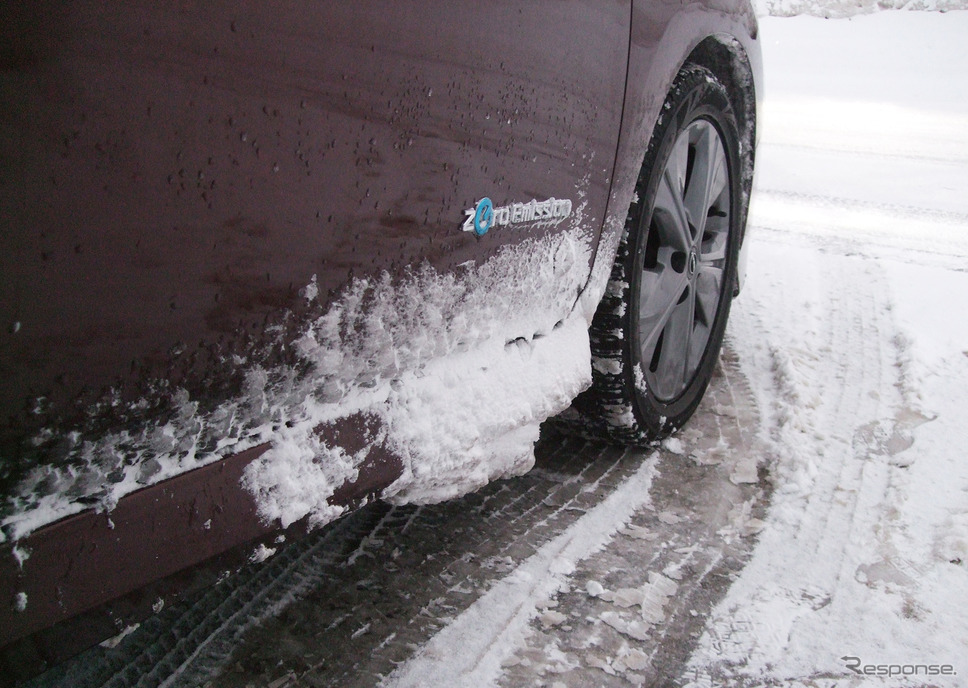 山形区間では雪の降りや気温が融雪剤の効く範囲にとどまっていたため、車体への着氷はそれほどでもなかった。《写真撮影 井元康一郎》