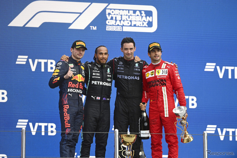 ソチで開催された2021年F1ロシアGPの表彰式(ルイス・ハミルトン=左から2人目がF1通算100勝を達成した)。《Photo by Pirelli》
