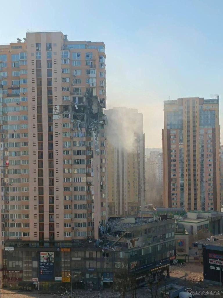 ロシアの攻撃により破壊されたウクライナ、キエフ市内のビル(2月26日)《Photo by Ukraine Emergency Service/Handout/Anadolu Agency via Getty Images/ゲッティイメージズ》