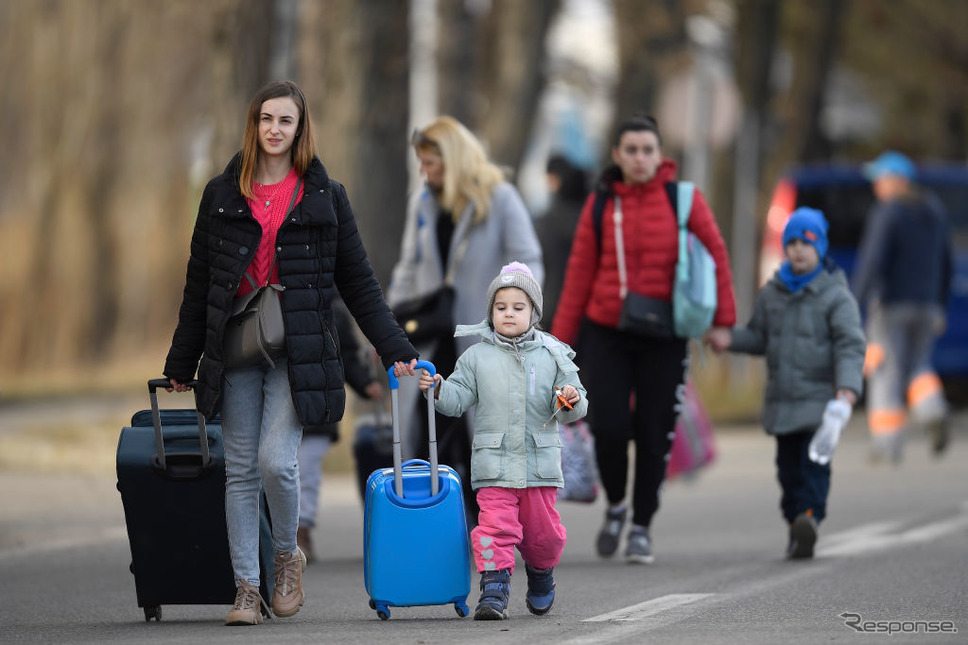 隣国ルーマニアに避難してきたウクライナ市民(2月25日)《Photo by Alex Nicodim/NurPhoto via Getty Images/ゲッティイメージズ》