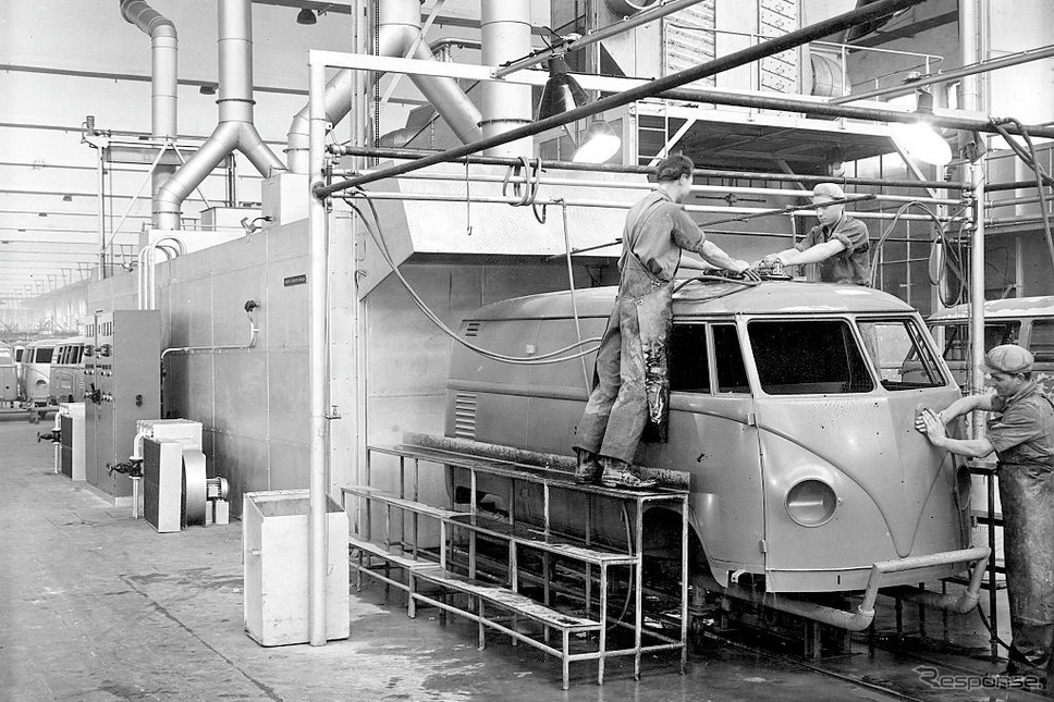 VWタイプ2の生産(1951年)《Photo by ullstein bild/ullstein bild via Getty Images/ゲッティイメージズ》