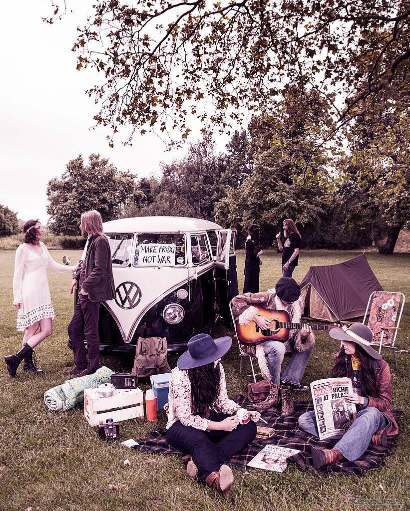 VWタイプ2と60年代ヒッピーファッションでの再現写真(2012年)《Photo by Kevin Nixon/Prog Magazine/Future via Getty Images/ゲッティイメージズ》