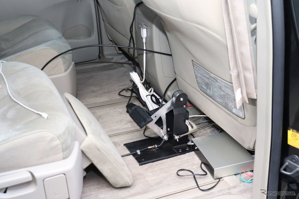緊急ブレーキを増設。実験車両はACアウトレットがついているので、ノートPCの電源はここから《写真撮影 中尾真二》